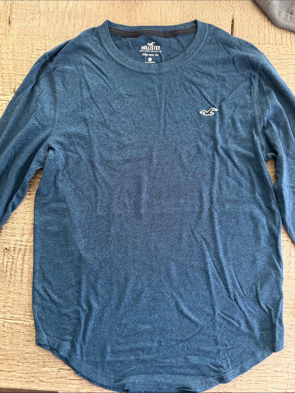 Hollister Men's Long Sleeve Crew Tee in Heather Navy